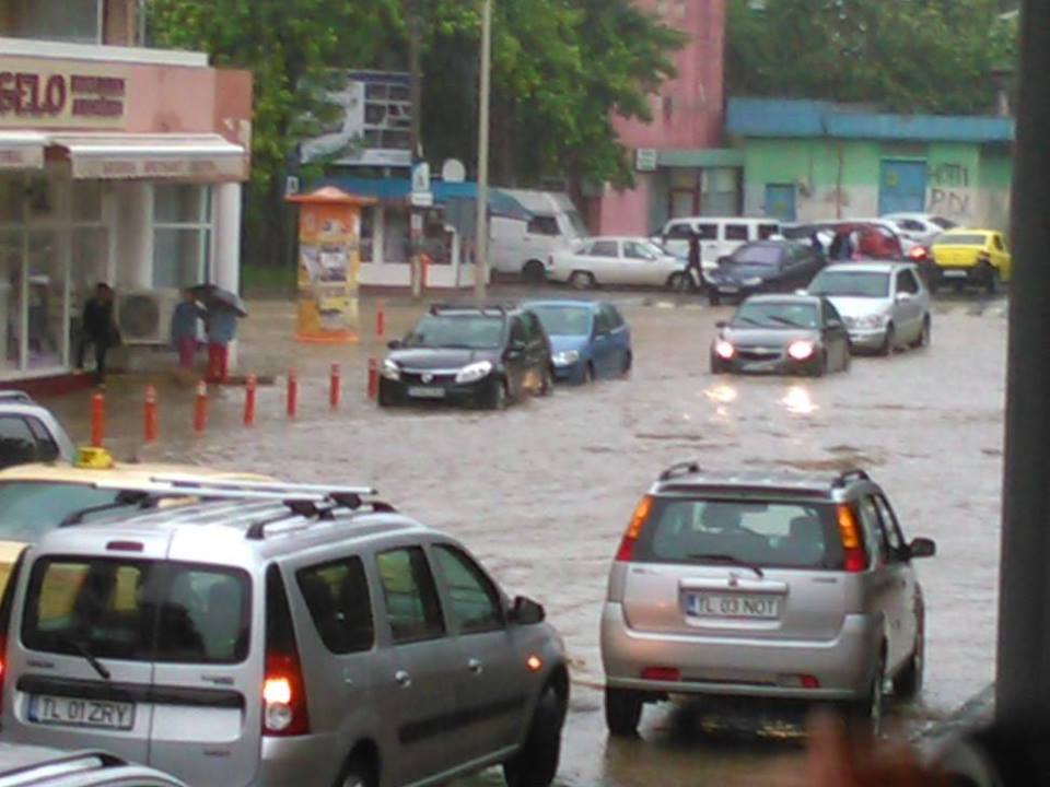(FOTO) Străzi INUNDATE la Tulcea din cauza ploii