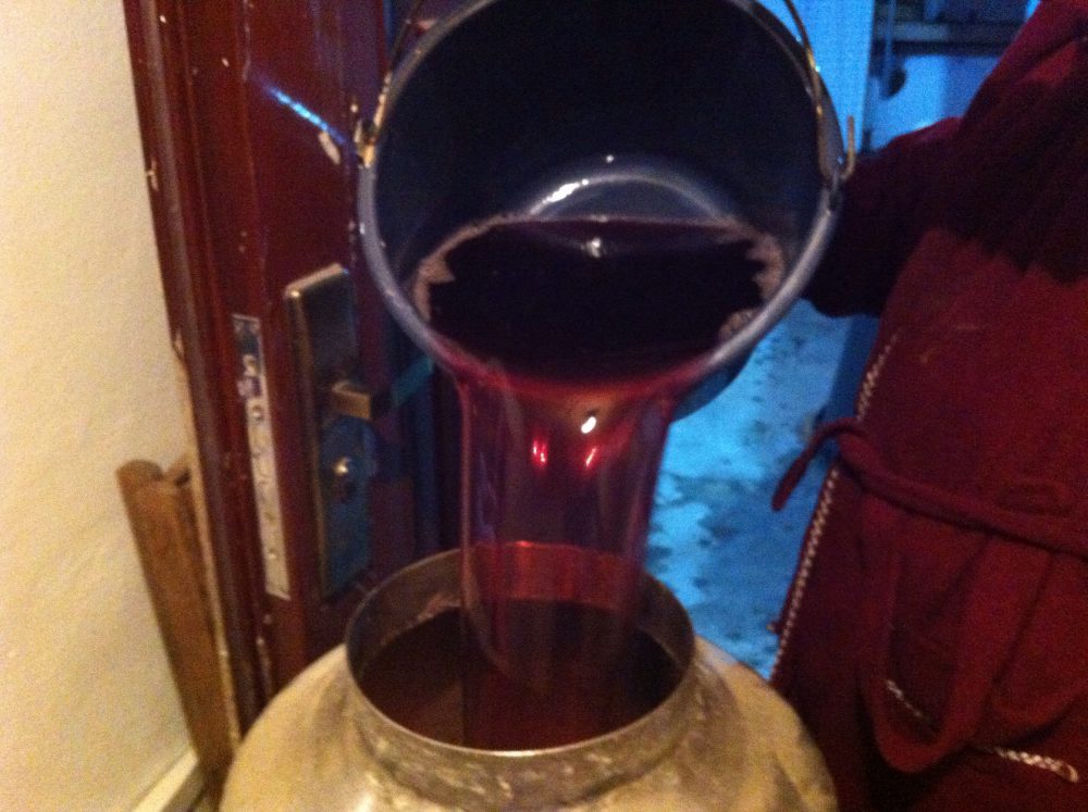 TULCEA: Hoți cu sete mare. Au furat zeci de litri de vin