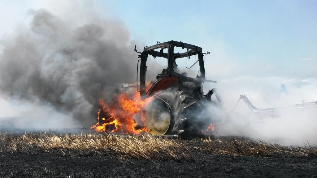 FOTO – Dâlga, CĂLĂRAȘI. Un tractorist a aprins miriștea!