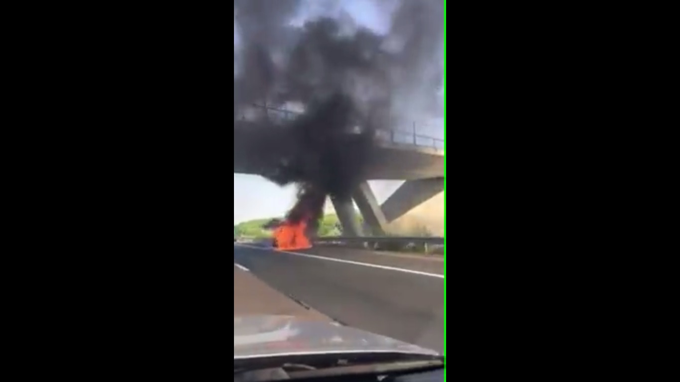 FOTO – O mașină a luat foc pe Autostrada Soarelui