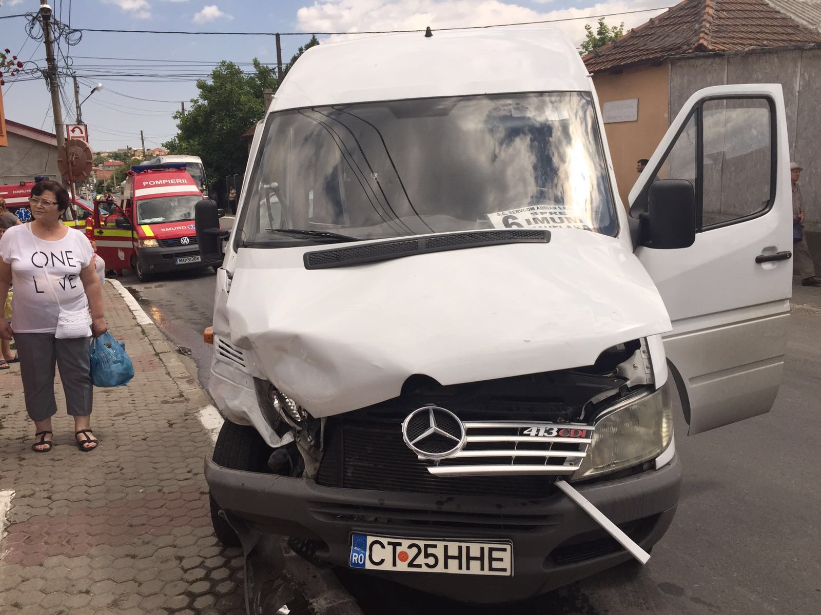 FOTO – MEDGIDIA: MICROBUZ de transport persoane, implicat într-un accident rutier