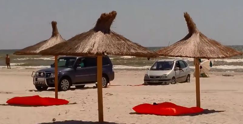 VIDEO – FOTO: Mașină blocată în nisip…pe plaja de la Vadu