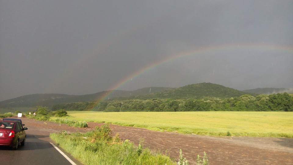 FOTO/TULCEA: Vremea se joacă. Drum inundat și un curcubeu superb