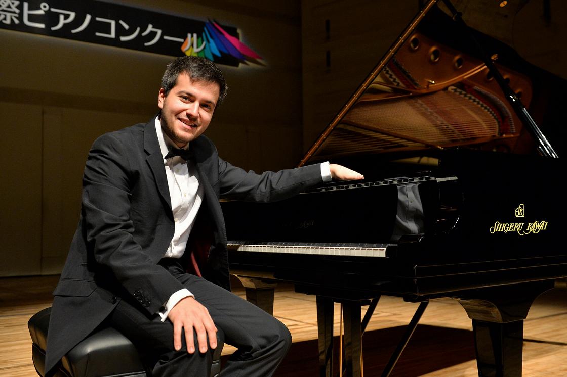 Tânărul pianist Florian Mitrea şi Orchestra de Cameră Radio