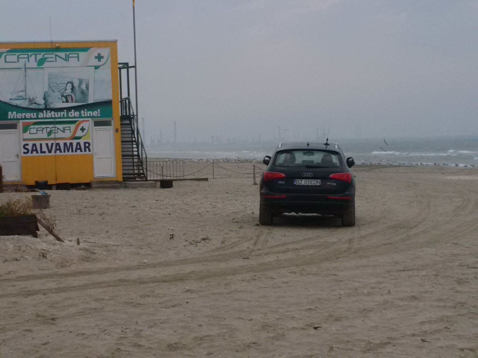 MAMAIA: Cu mașina pe plajă. Unii pur și simplu ignoră legile și bunul simț