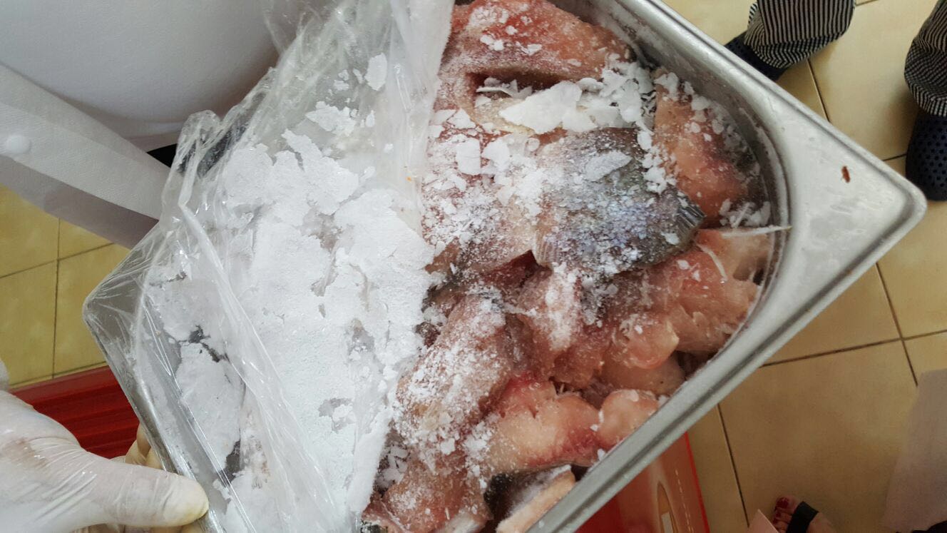 Foto – MAMAIA. Ficăței de pui EXPIRAȚI la restaurantul unui hotel