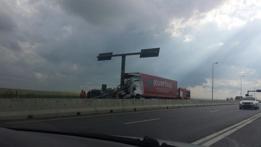 Constanța:(UPDATE) Cu TIR-ul în stâlp, la intrarea pe A4