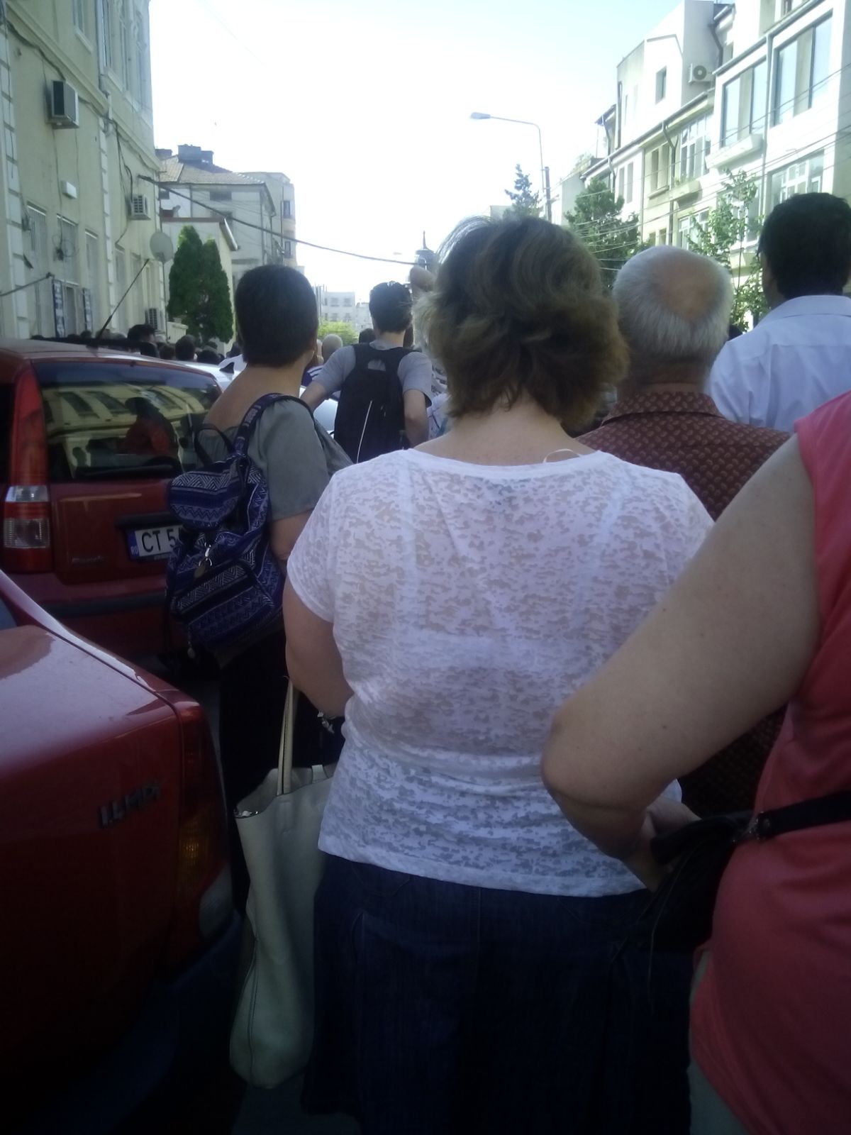 FOTO – Operatorii de calculator de la alegerile locale stau la COADĂ pentru primirea banilor