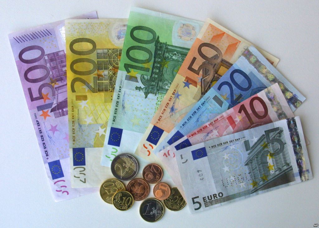 Curs BNR: Euro a luat-o la goană în fața leului