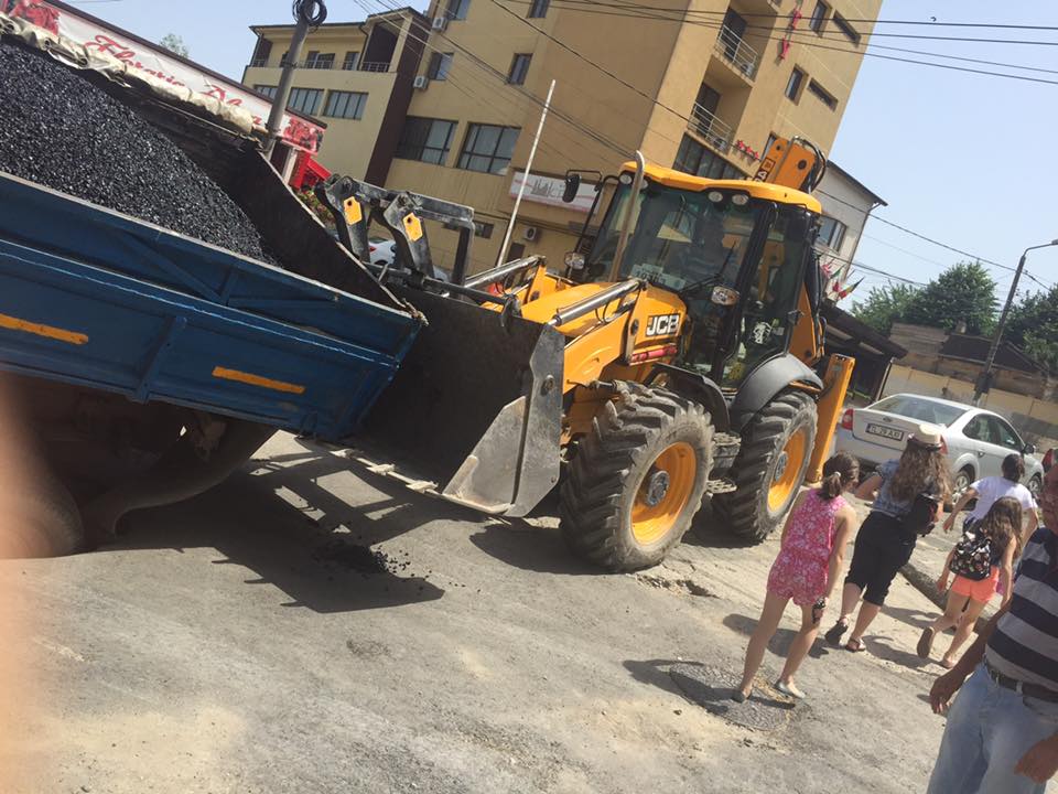 FOTO – TULCEA: Dorel a lovit din nou! Un camion a CĂZUT într-o groapă