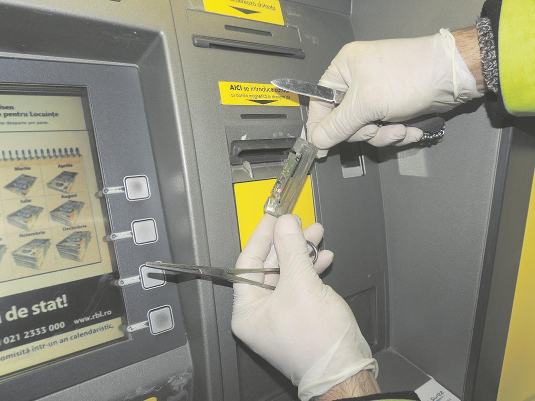 Au încercat să retragă numerar de la mai multe ATM-uri, folosind carduri falsificate
