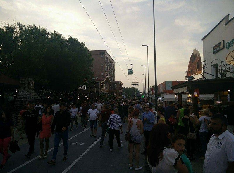 FOTO: Promenada din Mamaia, neîncăpătoare