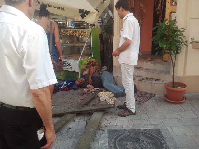 FOTO – Un bărbat a CĂZUT de la balconul unei clădiri