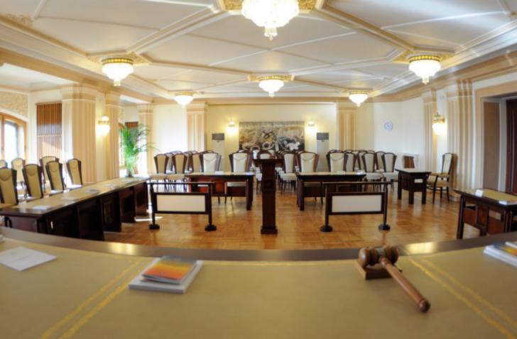Abuzul în serviciu, dezincriminat PARŢIAL de judecătorii CCR