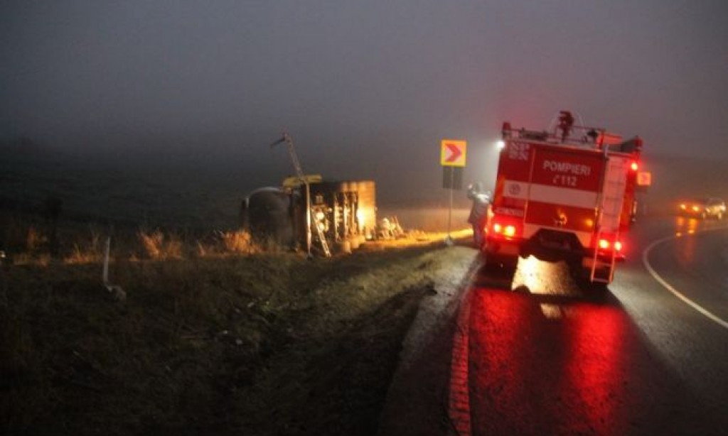 CERNAVODĂ: Măsuri PSI la un accident rutier. O CISTERNĂ a ieșit de pe carosabil