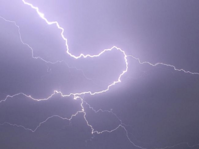CONSTANŢA, IALOMIŢA, CĂLĂRAŞI. Cod galben de grindină şi descărcări electrice