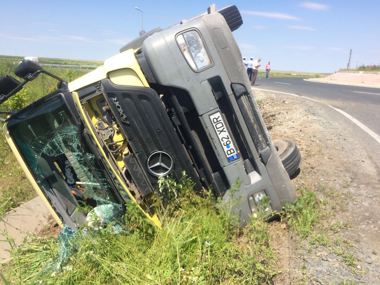 (FOTO) Camion RĂSTURNAT la Valea Dacilor