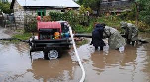 TULCEA: Pompierii intervin la Măcin pentru scoaterea apei