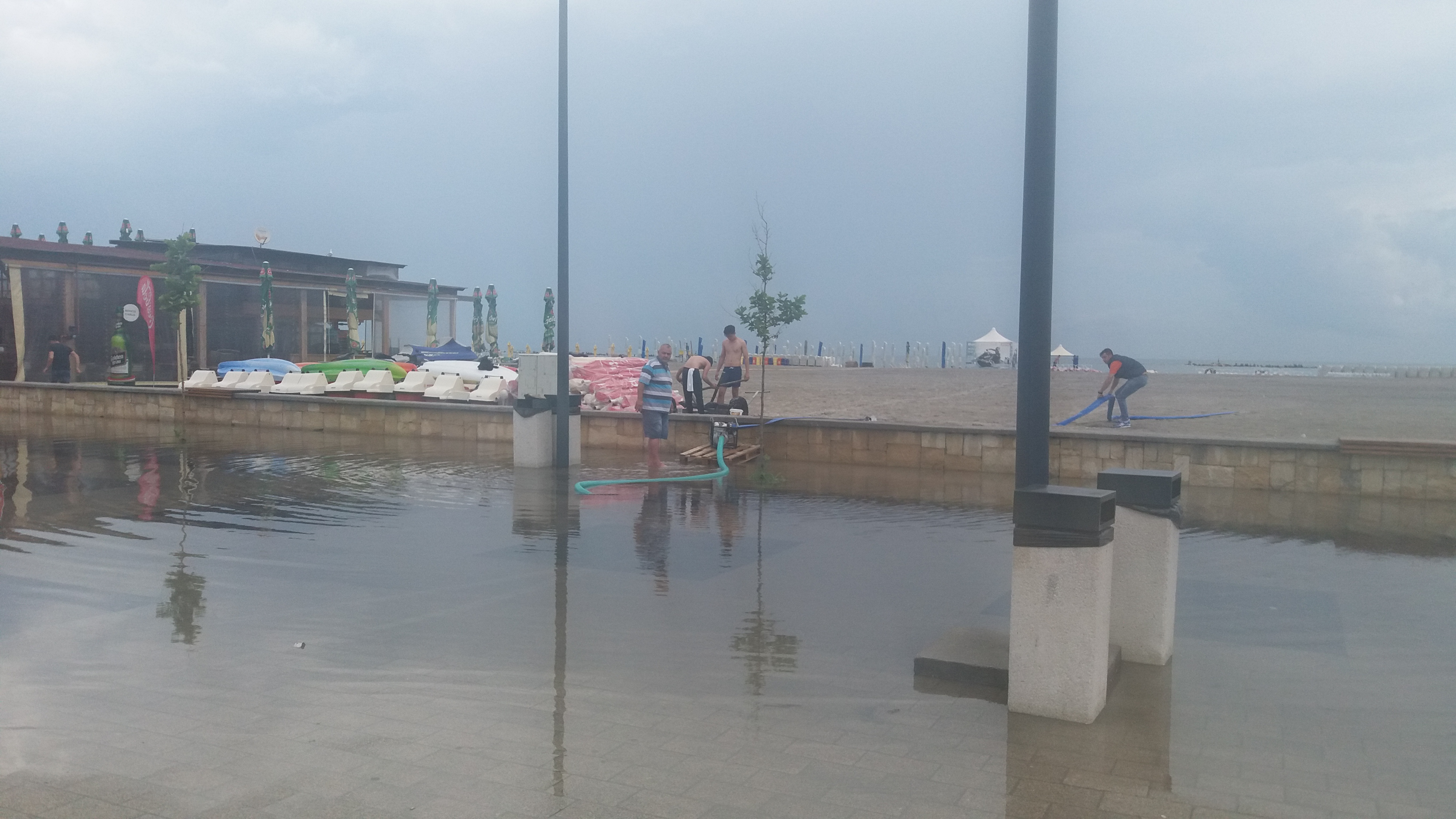 UPDATE/VIDEO: Faleza din Mamaia, inundată. Echipele RAJA au sosit abia după ce au fost anunţate de reporterii Radio Constanța