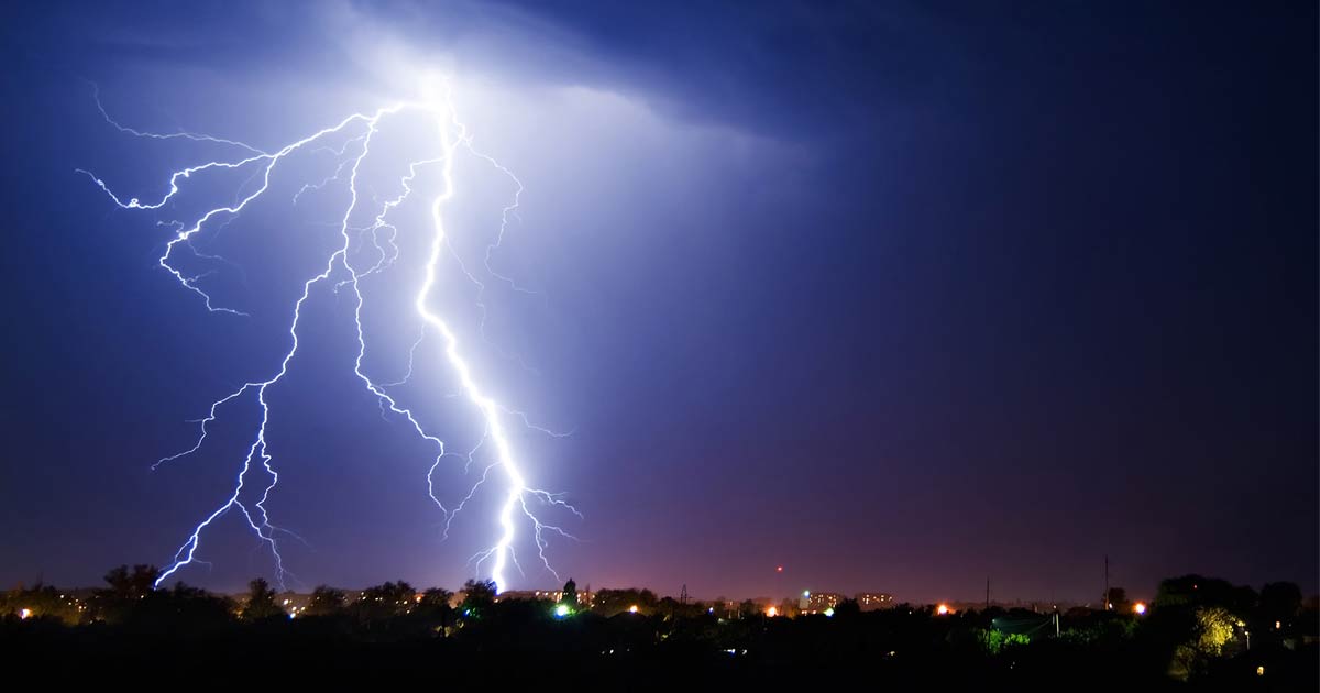 BACĂU: Cod portocaliu de grindină și descărcări electrice