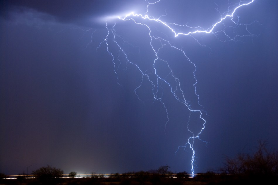 Informare METO: Averse torenţiale, descărcări electrice şi furtuni în toată țara