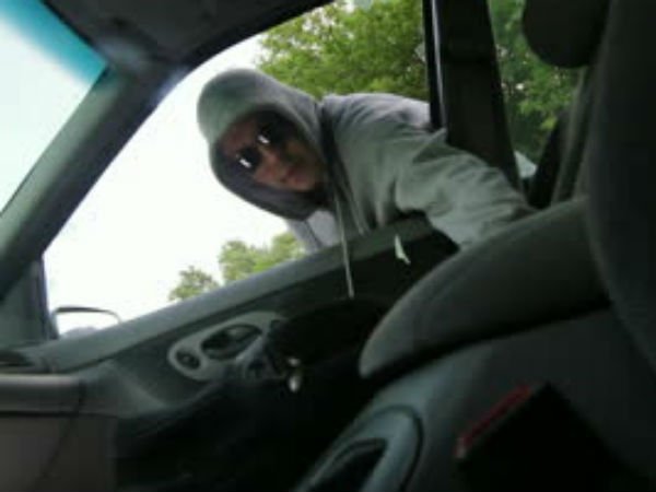CONSTANȚA. Suspectat că a furat bani și bunuri de 10.000 de lei dintr-o mașină!