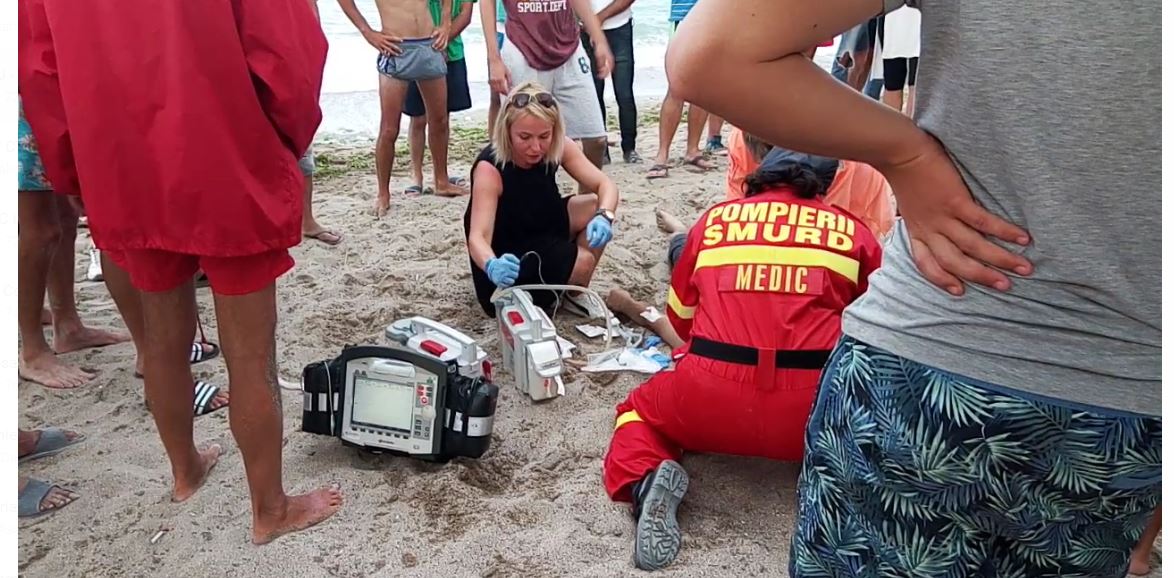 NEPTUN: Persoană scoasă din mare. Medicii încearcă să îi salveze viața