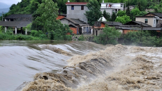 Zeci de localități, sub ape