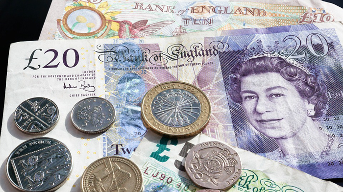 BREXIT clatină lira sterlină