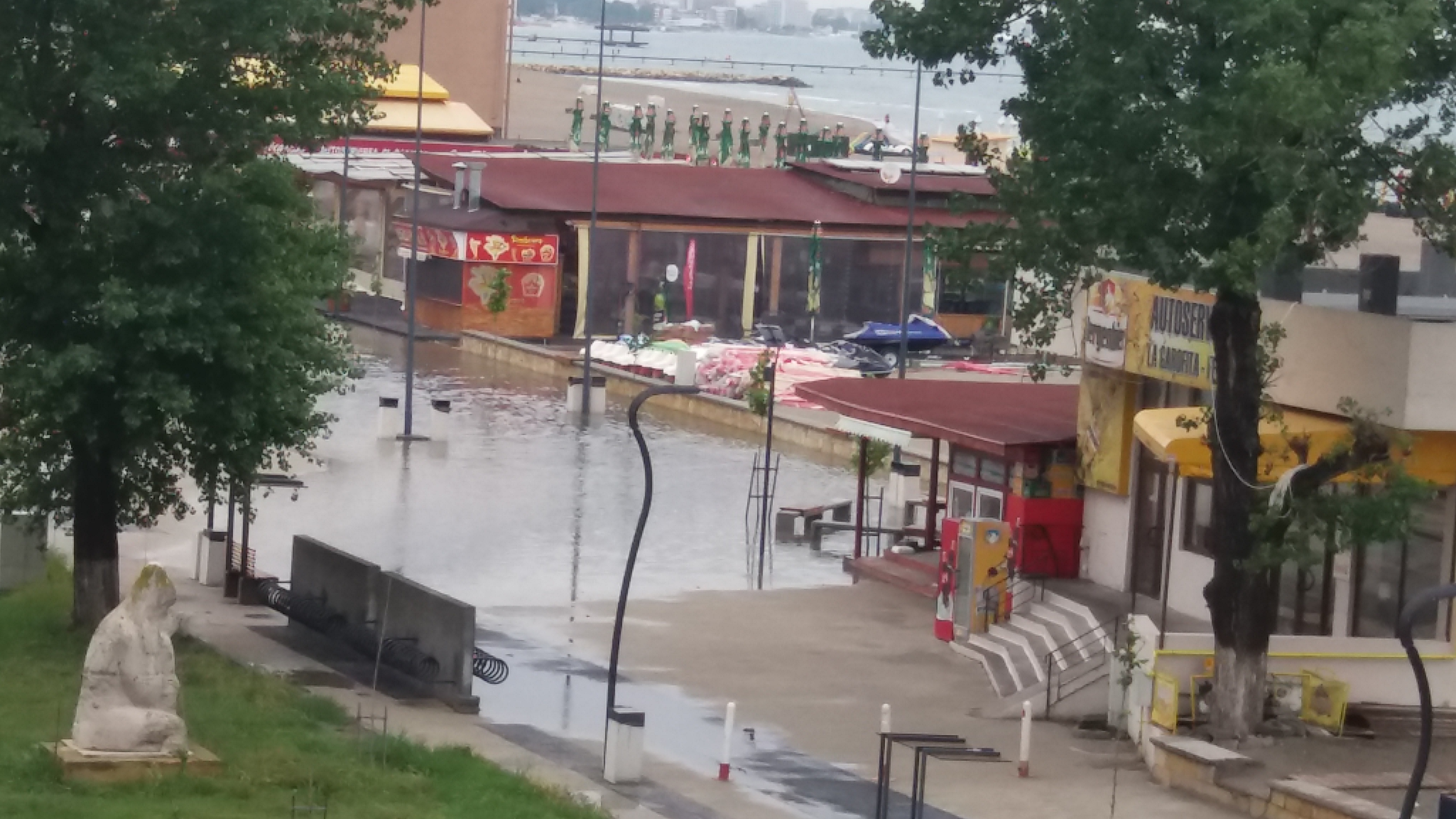 Faleza din stațiunea Mamaia, inundată