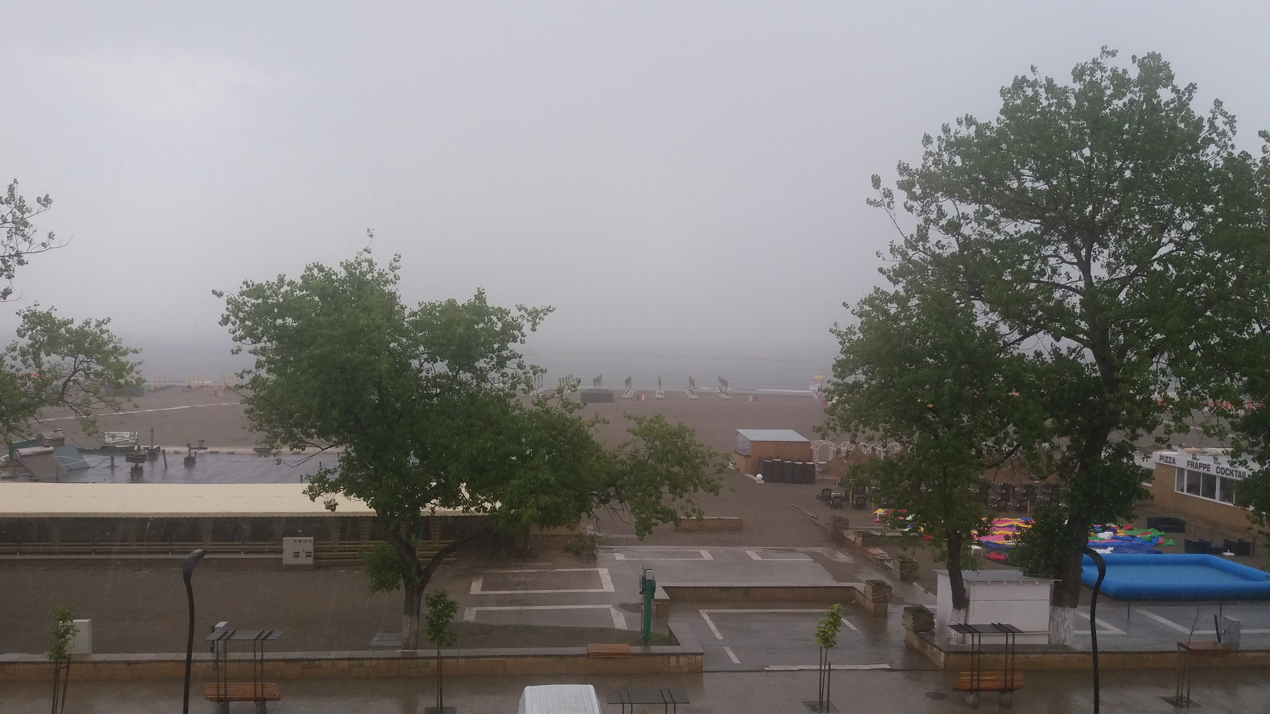 FOTOREPORTAJ: Ploaie torențială în stațiunea Mamaia