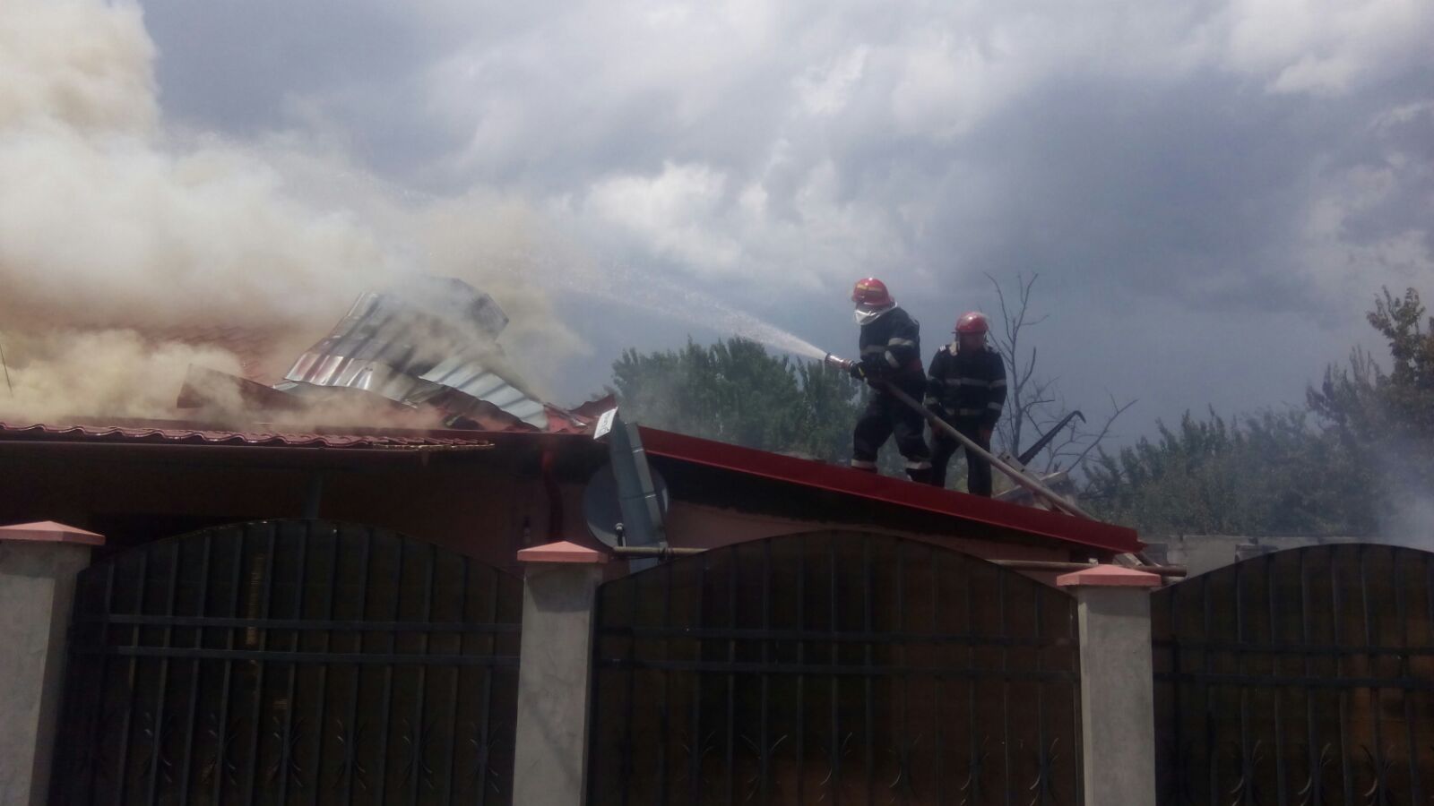 FOTO/VIDEO: UPDATE – ARDE o casă în Murfatlar. Pericol de EXPLOZIE