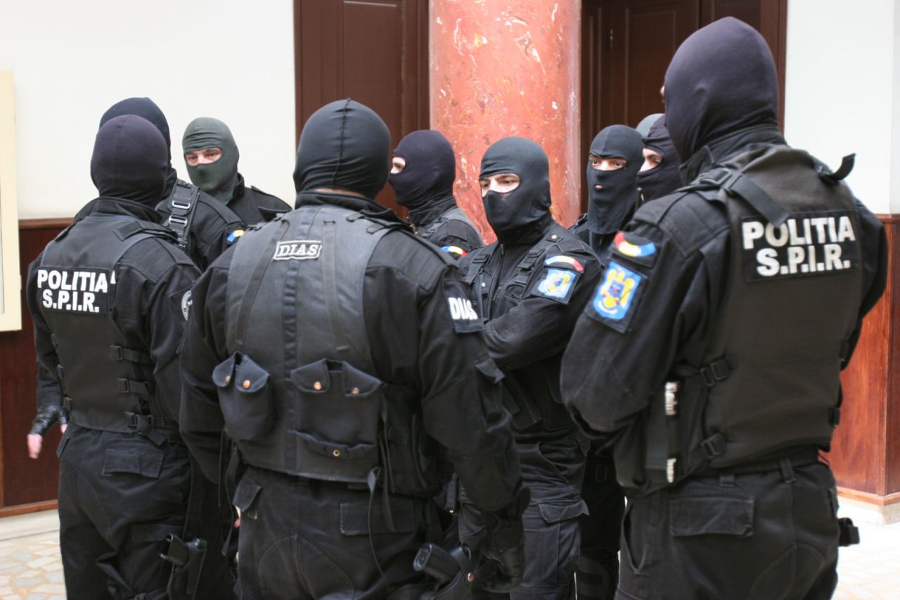 CĂLĂRAȘI: 43 de percheziții în desfășurare. Suspiciuni de rambursări ilegale de T.V.A. şi spălare de bani