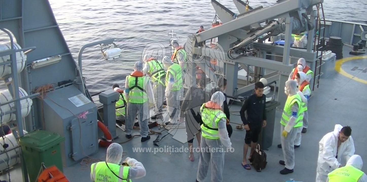 (VIDEO) Peste 80 de persoane aflate în pericol de înec, recuperate din mare și predate autorităţilor elene