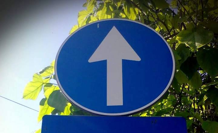 Instantaneul zilei. Şi indicatoarele rutiere au vacanţa lor