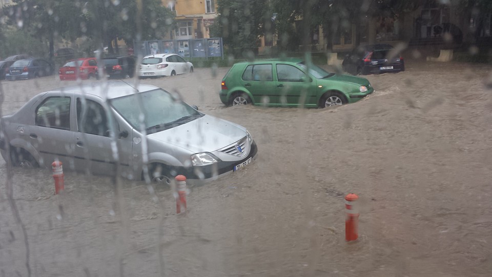 FOTO/VIDEO: DILUVIU la TULCEA. Orașul inundat, mașinile luate pe sus de ape