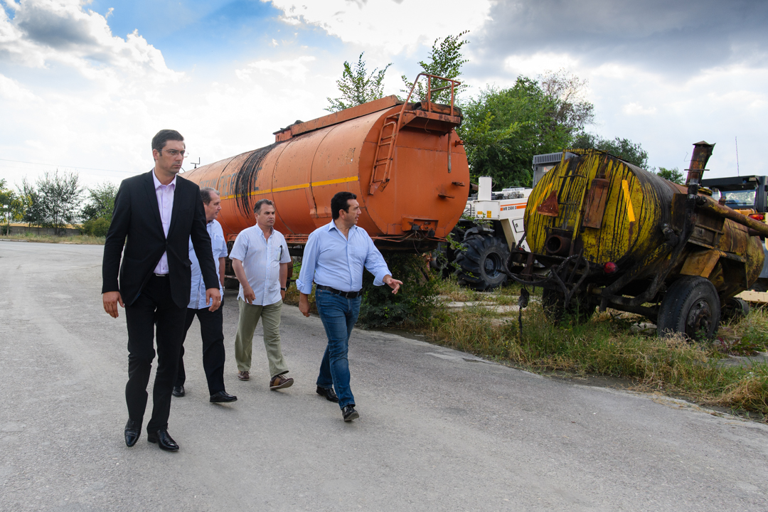 FOTO – Mobilier pentru petreceri la iarbă verde, calești și trăsuri, găsite în sediile Regiei Județene de Drumuri