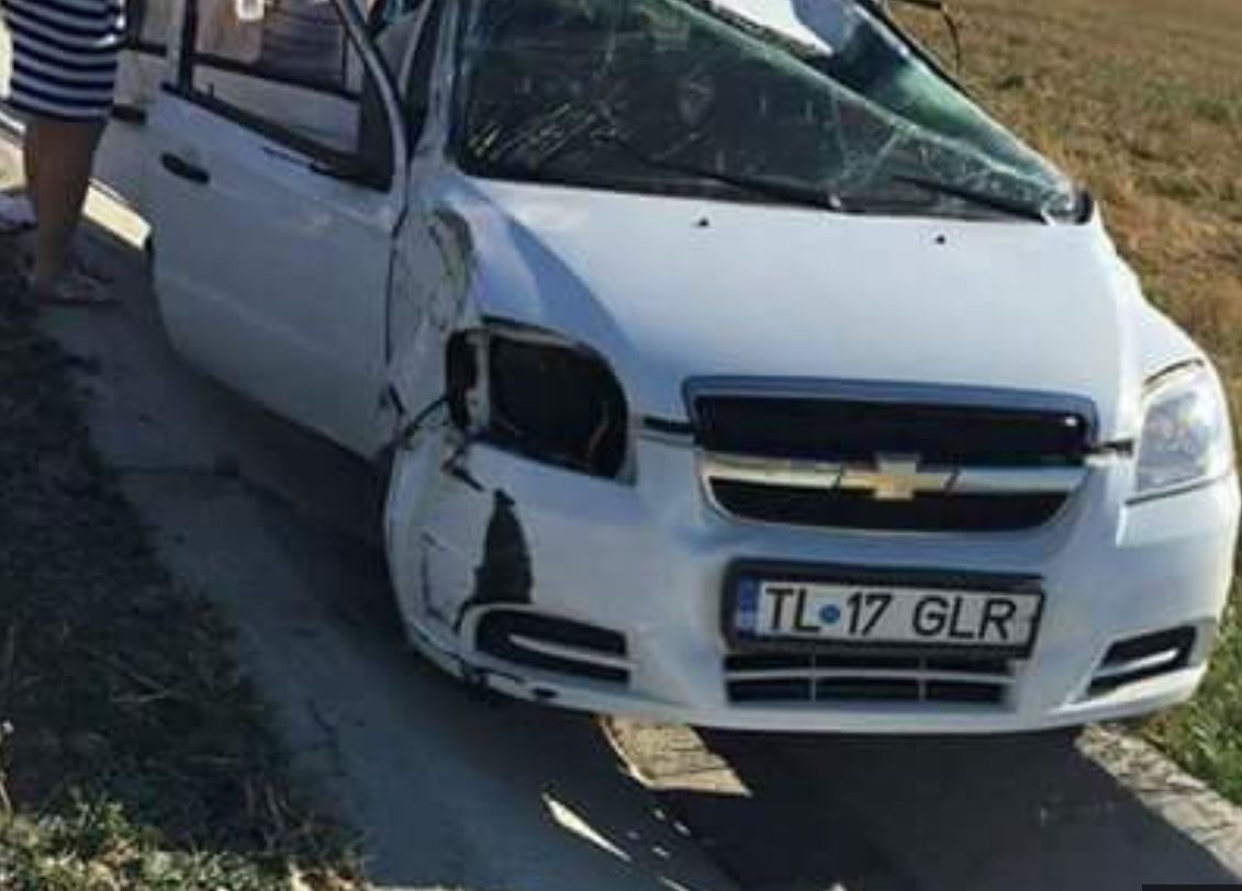 TULCEA/FOTO: Accident rutier. Mașină răsturnată în șanț