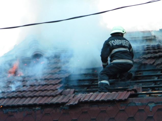 Arde acoperișul de pe două case din Murfatlar