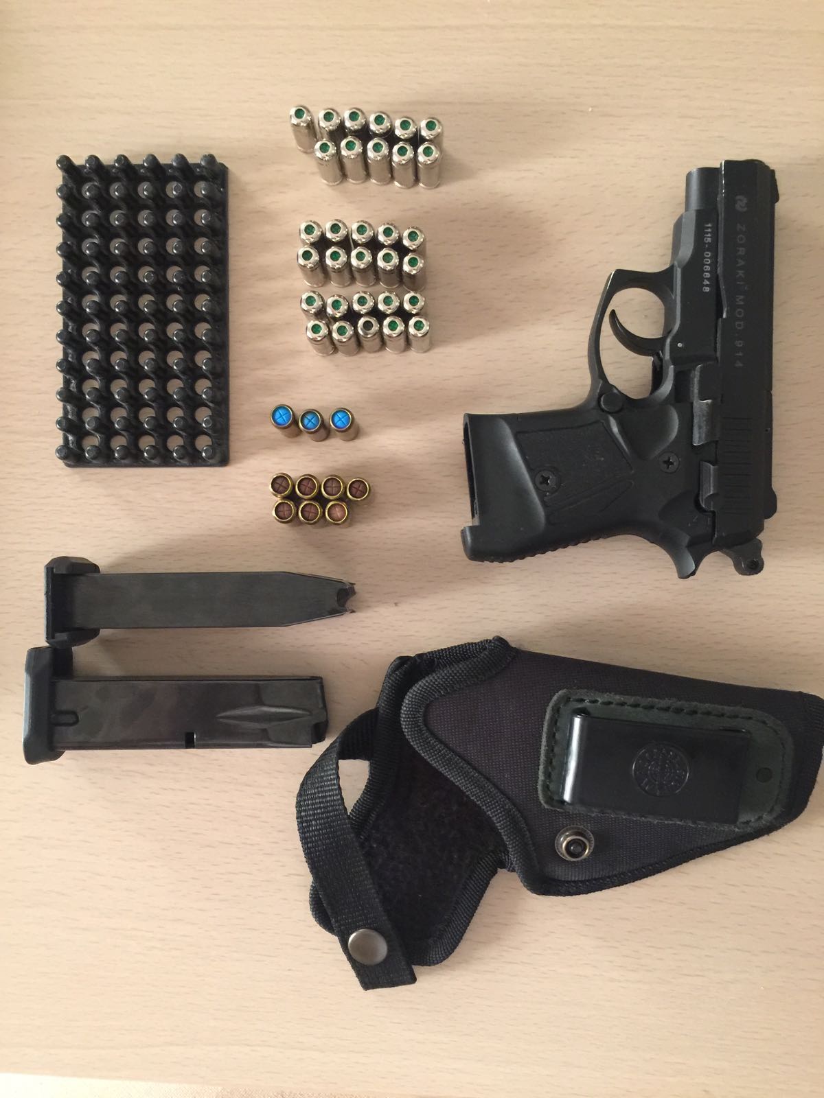 FOTO – PERCHEZIȚII la Mangalia. Armă neletală și peste 40 de cartușe, confiscate de polițiști