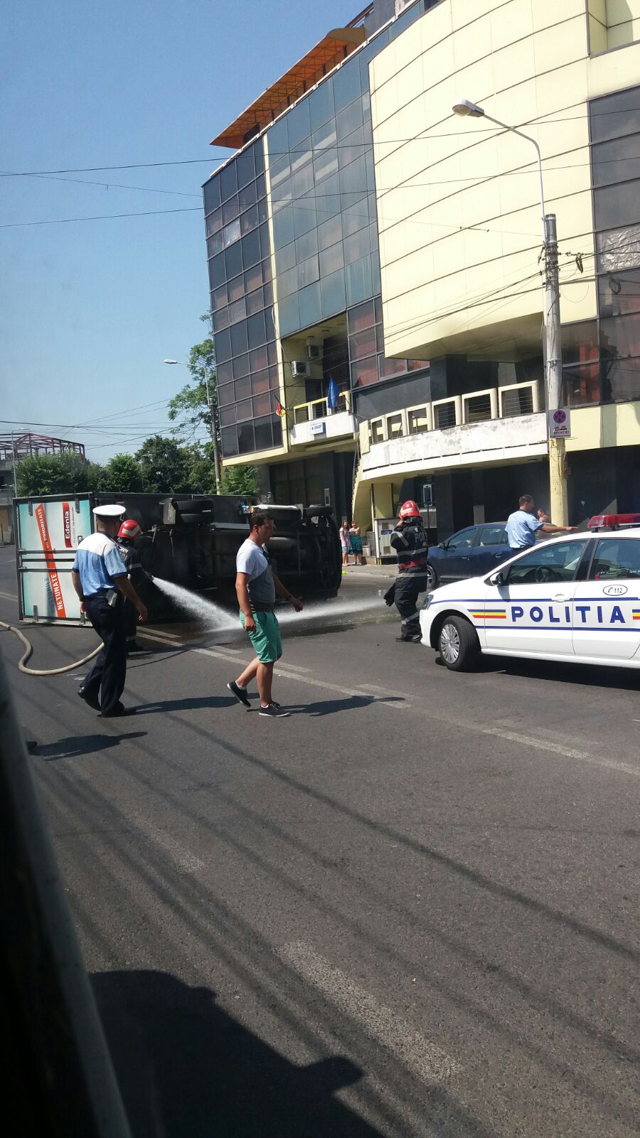 CONSTANȚA: Camion răsturnat la intersecția Mamaia/I. Gh. Duca