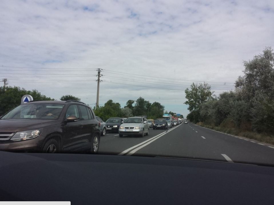 FOTO: Bară la bară pe podul de la Agigea