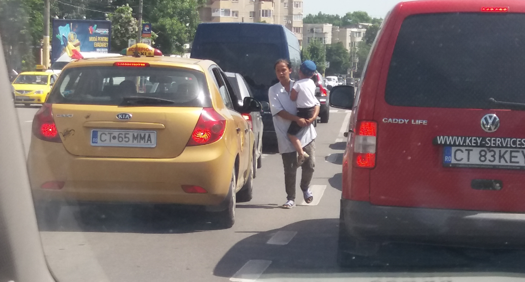 AUDIO/CONSTANȚA: Cerșetoria și comerțul ambulant la semafoare – un fenomen greu de eradicat
