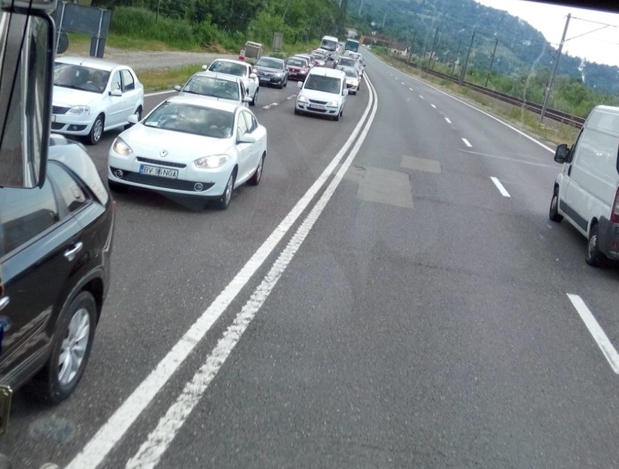 Se circulă bară la bară pe Valea Prahovei. Rute ocolitoare