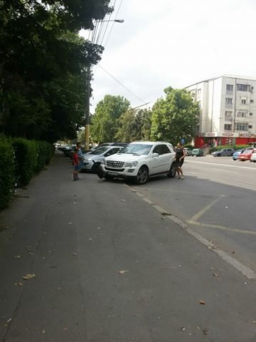 Foto – CONSTANȚA. SUV, la „pachet” cu coșul de gunoi