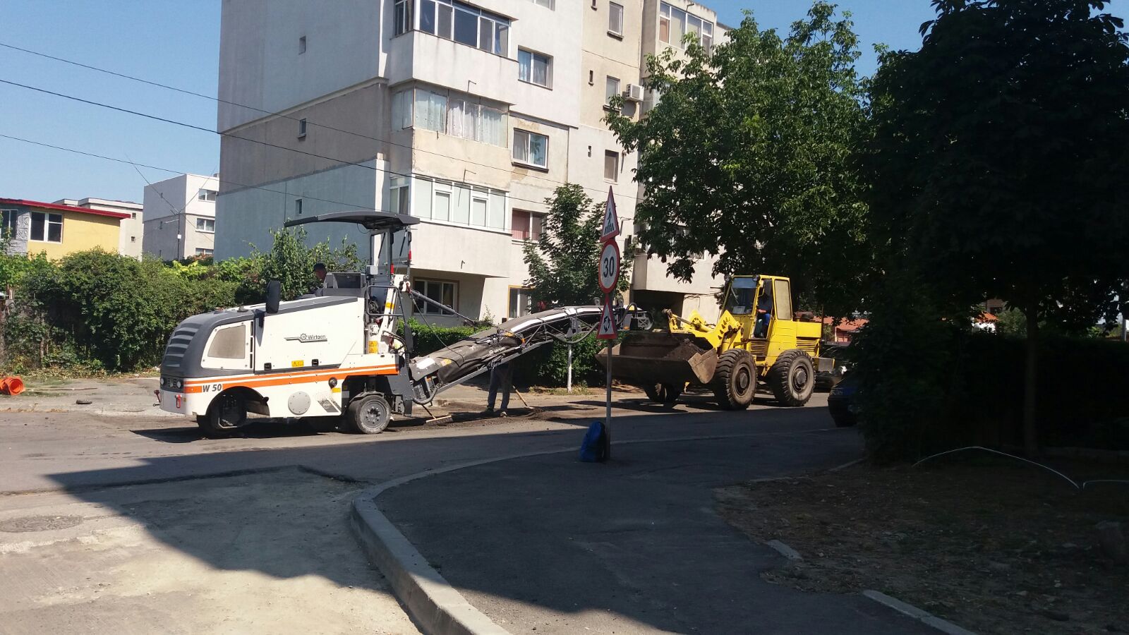 FOTO – Constanța. Lucrări de asfaltare în cartierul Km 4-5