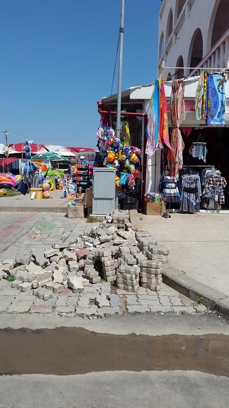 FOTO/AUDIO – EFORIE NORD: Turiștii se plimbă printre șanțuri și gropi