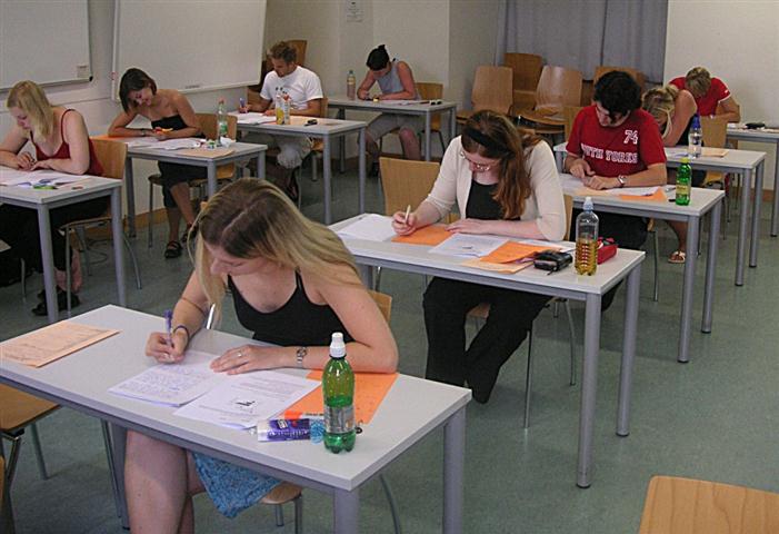 Simulare Bacalaureat: Joi – proba la alegere a profilului şi specializării, doar pentru elevii de clasa a XII-a