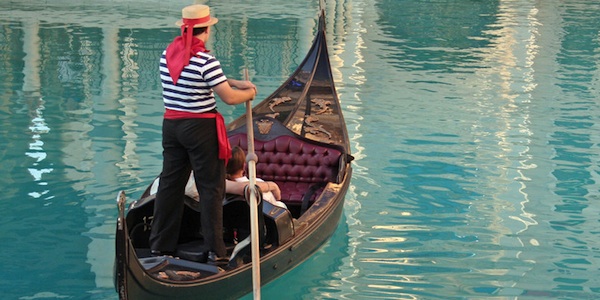 Interesați de o plimbare cu gondola pe mare?