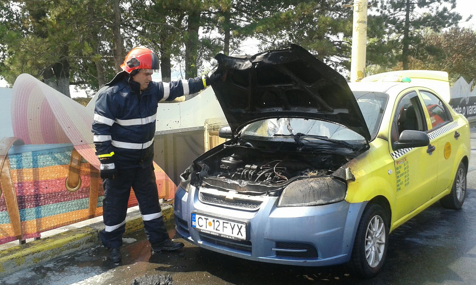 Un taxi a luat foc lângă parcul acvatic din Mamaia